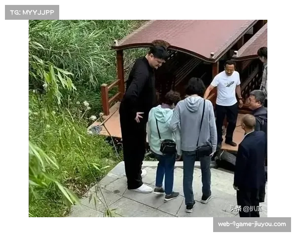 姚明十一假期现身苏州太湖携家人悠闲出游被游客合影惊喜捕捉